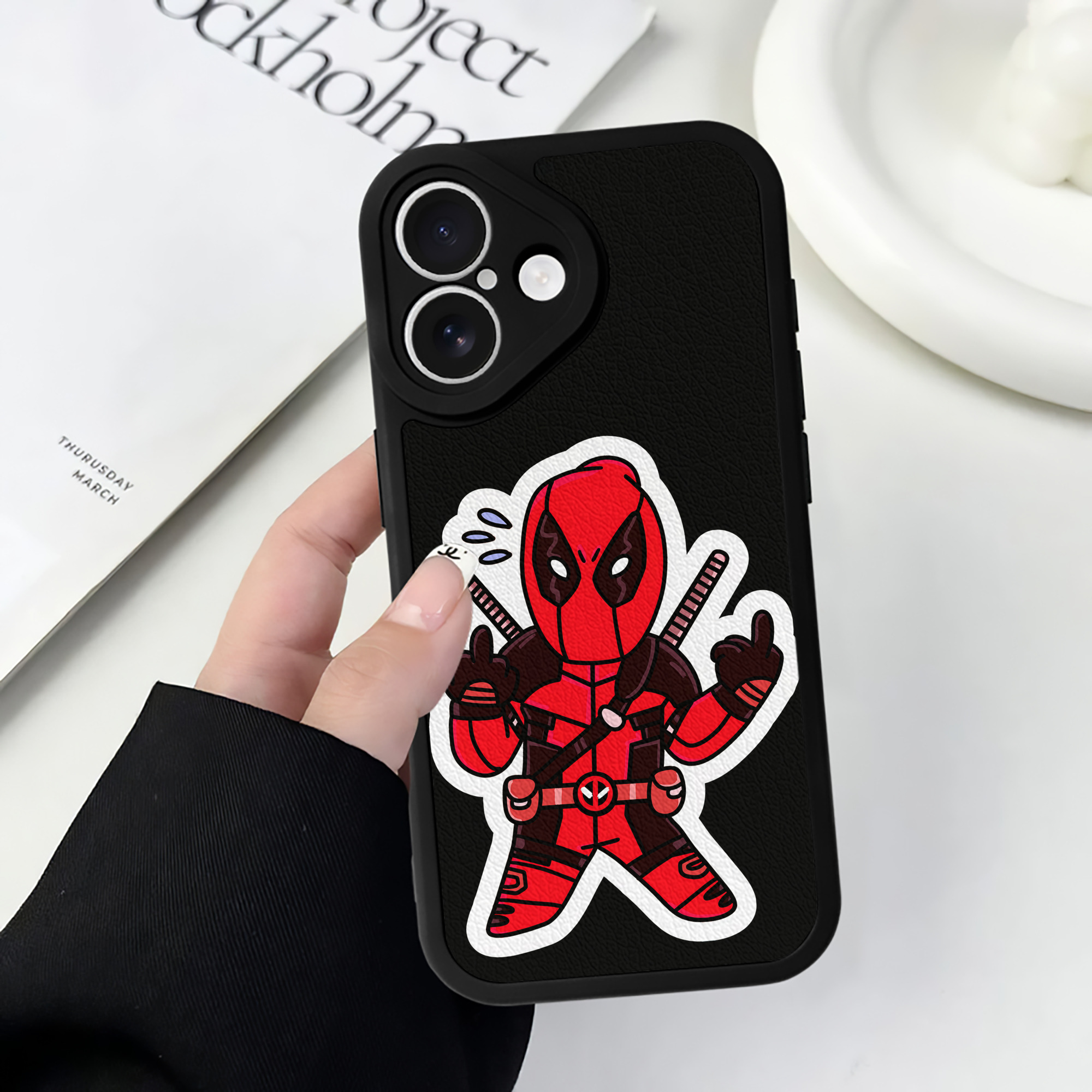 （画像用） Deadpool デッドプール 【iPhone 16シリーズ対応】シリコンスマホケース（レザー調） 材質：シリコン